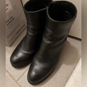La Canadienne used black lug boots size 7.5